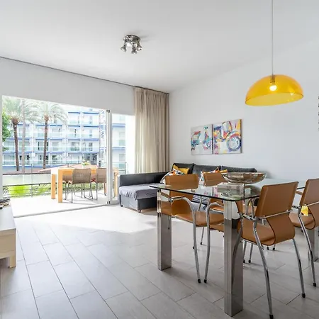 Apartment Steps From Puerto Marina