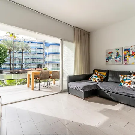 Апартаменты Steps From Puerto Marina