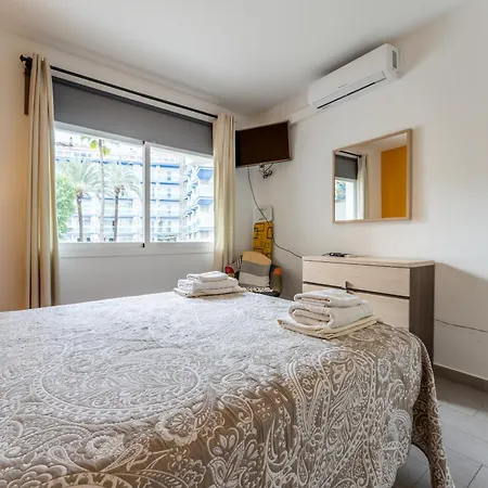 Апартаменты Steps From Puerto Marina