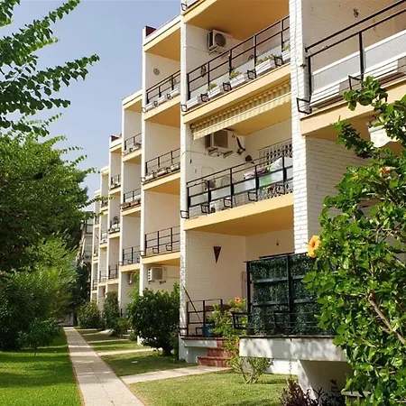 Steps From Puerto Marina Апартаменты *